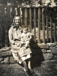 Pamětnice v náručí své ochránkyně babičky, která usedlost na konci 19. století zakoupila