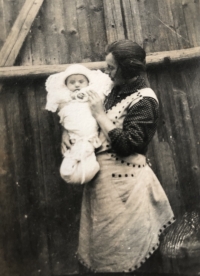 Na další fotografii už se svým synem Františkem matka Antonie, raná 30. léta