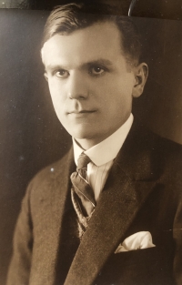 Jan Dušek, strýc pamětnice a pražský úředník, mimo jiné autor většiny fotografií