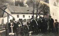 Parents' wedding in Lipnice nad Sázavou. The picture is taken somewhere next to the church, and in the background, you can see the stone wall of the castle, the year 1932