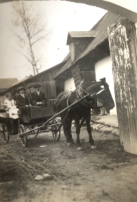 Ze svatby rodičů. Dvůr Duškových v Dolním Městě, rok 1932