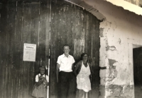 Jana with her brother František and probably her mother. "They put notices on our door, and there was a municipal notice on the wall next to it. There was also a sign prohibiting begging in the village," the witness recalls