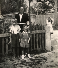 Sourozenci Jana a František s maminkou Antonií, přelom 30. a 40. let