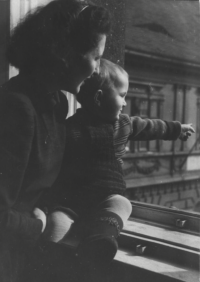 Jiřina Mrázová s bratrem Pavlem Zárubou kolem roku 1950 – výhled z okna bytu na III. náměstí ve starém Mostě