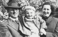 Rodiče Jiřiny Mrázové Antonín a Helena Zárubovi se synem Pavlem, počátek 50. let 20. století