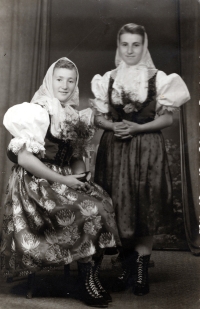 Jindřiška Koryčanská (vlevo) s kamarádkou, pouť v Hážovicích, 50. léta