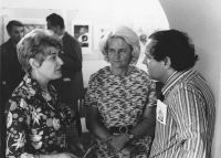 Jiří Anderle (vpravo) a matka pamětnice Berta Laufrová (uprostřed) ve strašnické galerii Art centrum, 1973