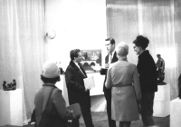 Jaroslav Klouda při rozhovoru s americkým velvyslancem Johnem Bakerem. 