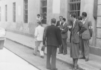 Josef Laufer (třetí zprava) jako pracovník repatriační komise v Terezíně, 1945