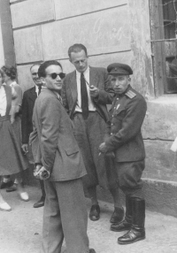 Josef Laufer (uprostřed s dýmkou) jako pracovník repatriační komise v Terezíně, 1945