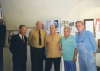 Na Skautské výstavě v Templu – pamětník uprostřed, první zleva Vladimír Novotný, skaut a legionář,
druhý zleva Václav Bečvářovský, vedoucí 3. oddílu Junáka v Mladé Boleslavi, druhý zprava František Vlč