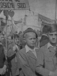 Průvod na svátek matek na letním cvičišti v Mladé Boleslavi, 12. května 1946