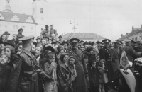 Návštěva prezidenta Edvarda Beneše v Mladé Boleslavi, pamětník uprostřed v sokolském stejnokroji, 1946