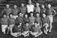 Jiří Král (v druhé řadě první zprava)  jako člen 3. oddílu Sokola při nacvičování skladby bratra Najmana pro slet v roce 1948