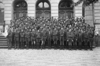 Odjezd dorostenců na XI. všesokolský slet do Prahy, Jiří Král zprava před jedenáctým v horní řadě, 1948
