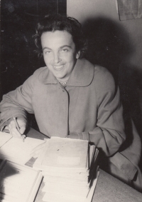 Libuše Jedličková opravuje školní sešity v šedesátých letech