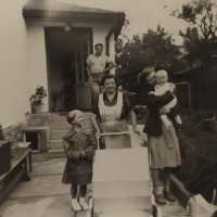 Pamětnice (se synem v náručí) s maminkou před domem, ve kterém dodnes bydlí