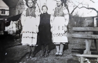 Pamětnice s ukrajinskými dívkami, které za války pracovaly v hejnické porcelánce a chodily k Hammerům každou neděli na oběd
