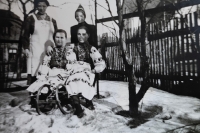 Pamětnice a její maminka s ukrajinskými dívkami, které za války pracovaly v hejnické porcelánce