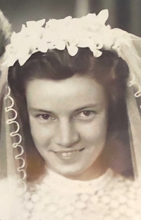 Margita Kučerová v roce 1954 na svatební fotografii