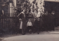 Marie Bartoňová (vlevo) se synem Zdeňkem (vedle v bílé košili)