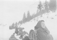 Popisek na rubu fotografie: Mezi Magurkou a Chabencem, 21. března 1945