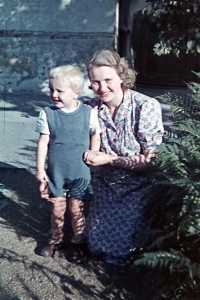 Miroslav Šulc s maminkou Miladou Šulcovou, roz. Nejezchlebovou, 1944 
