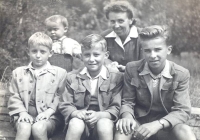 Karel Soukup (uprostřed) se sourozenci Emilem (vlevo), Vladimírem (vpravo) a Janem s maminkou Emilií, 1948