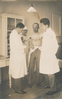 František Löwit and Anežka (Aga) Löwitová in medical practice in the Tatra hospital for tuberculosis patients, 1920s 