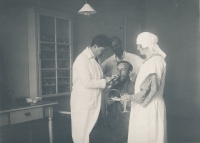 František Löwit and Aga Löwitová in medical practice in the Tatra hospital for tuberculosis patients, 1920s 