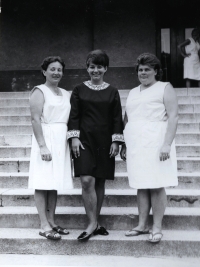 Jindřiška Koryčanská s kolegyněmi z práce, 1960