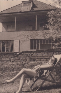 Božena Formanová, maminka Blahoslavy Procházkové před Pensionem Rut, duben 1948