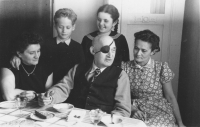 První manželka Josefa Laufera Joli se synem Jožkou, dědeček pamětnice Abraham Laufer a jeho dcera Magda Nová s dcerou Vierou