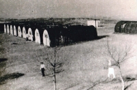 Uprchlický kemp Senigallia, Itálie, který byl zničen bouří a uprchlíci museli být evakuováni do kempu Grugliasco