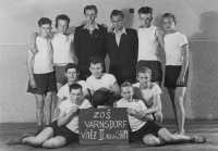 Házenkářské družstvo ZOŠ Varnsdorf, do níž pamětník chodil. Rok 1952