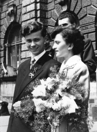 Svatební foto pamětníka s jeho první manželkou Eliškou, před libereckou radnicí v roce 1956