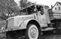 Pamětník během stavby družstevního paneláku v libereckých Pavlovicích, rok 1967 