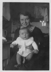 Pamětník s maminkou u jejích rodičů v Žacléři, rok 1935