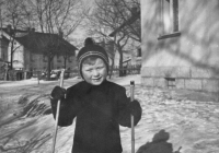 Harald Skala trávící zimu u prarodičů v Žacléři v roce 1941
