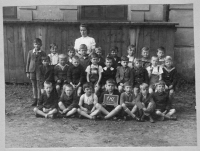 Německá škola v Jihlavě. Pamětník Harald Skala stojící v zadní řadě druhý zprava