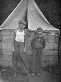 Harald Skala (vlevo) na skautském táboře ve Žďáru nad Sázavou, rok 1948