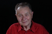 Pamětník Harald Skala ve studiu Paměti národa, rok 2022