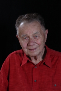 Pamětník Harald Skala ve studiu Paměti národa, rok 2022