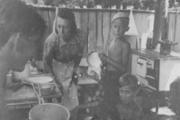 Karel Soukup (uprostřed) ve skautské kuchyni, 1946