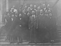 Společná fotografie pracovníků československého ministerstva zahraničních věcí, druhá polovina 40. let nebo začátek 50. let