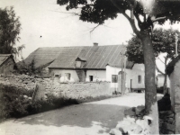 The Dušek family's house at a time when the road was in close proximity to the building. On the right, you can see the wall of the neighbouring Mišta farm, which was razed to the ground after the fire
