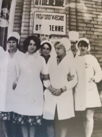 Natalia (v první řadě druhá zleva) jako studentka na univerzitě, oblastní nemocnice Luhansk, Ukrajina, 1976