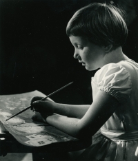 Marie Michaela Šechtlová maluje obrázek pro babičku k svátku, 1958