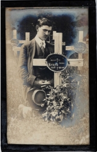 Otec Václava Kříže u hrobu svého bratra v Haliči