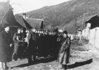 Popisek na rubu fotografie: V Bystré 27. března 1945; vpravo vepředu dům, kde se Viera narodila